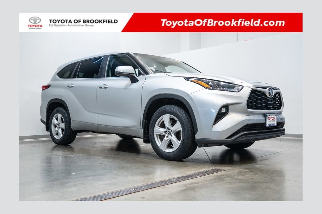 Used 2023 Toyota Highlander LE FWD image 1