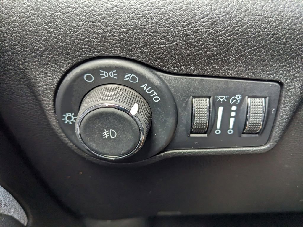 Certified 2025 Jeep Compass Latitude image 51