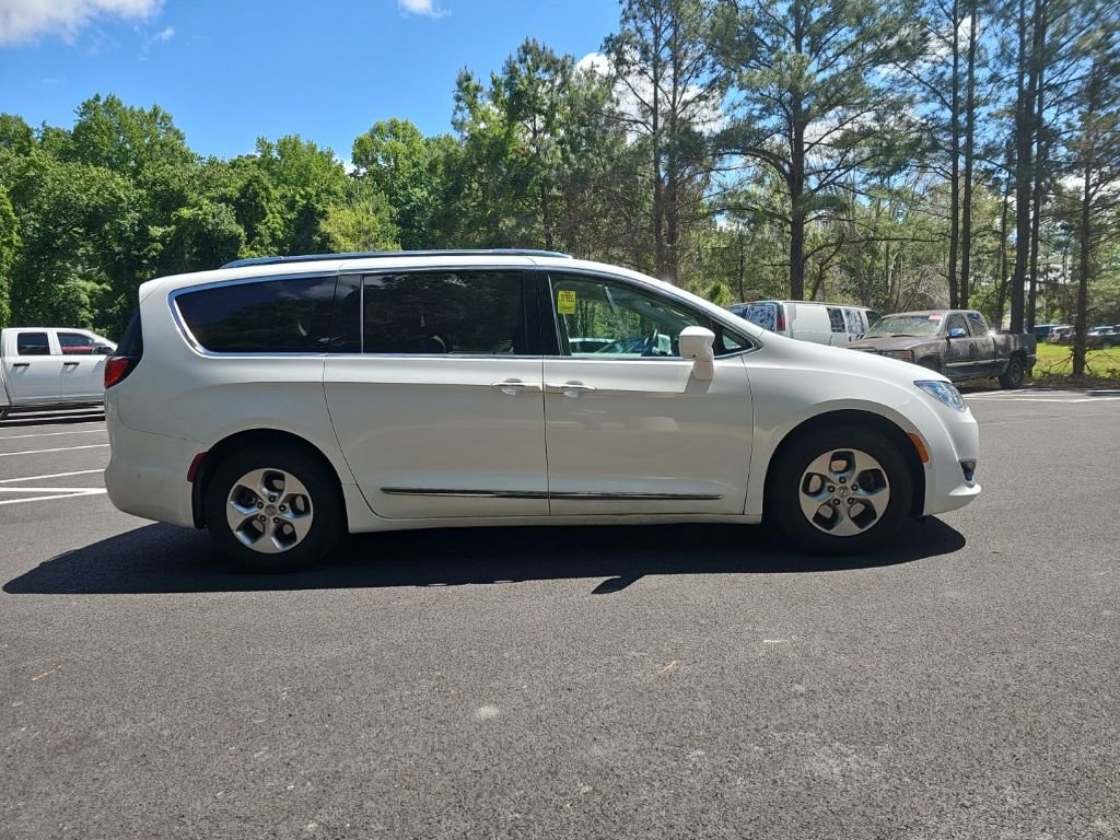 Used 2017 Chrysler Pacifica Touring-L Plus w/ Advanced Safetytec Group FWD image 4