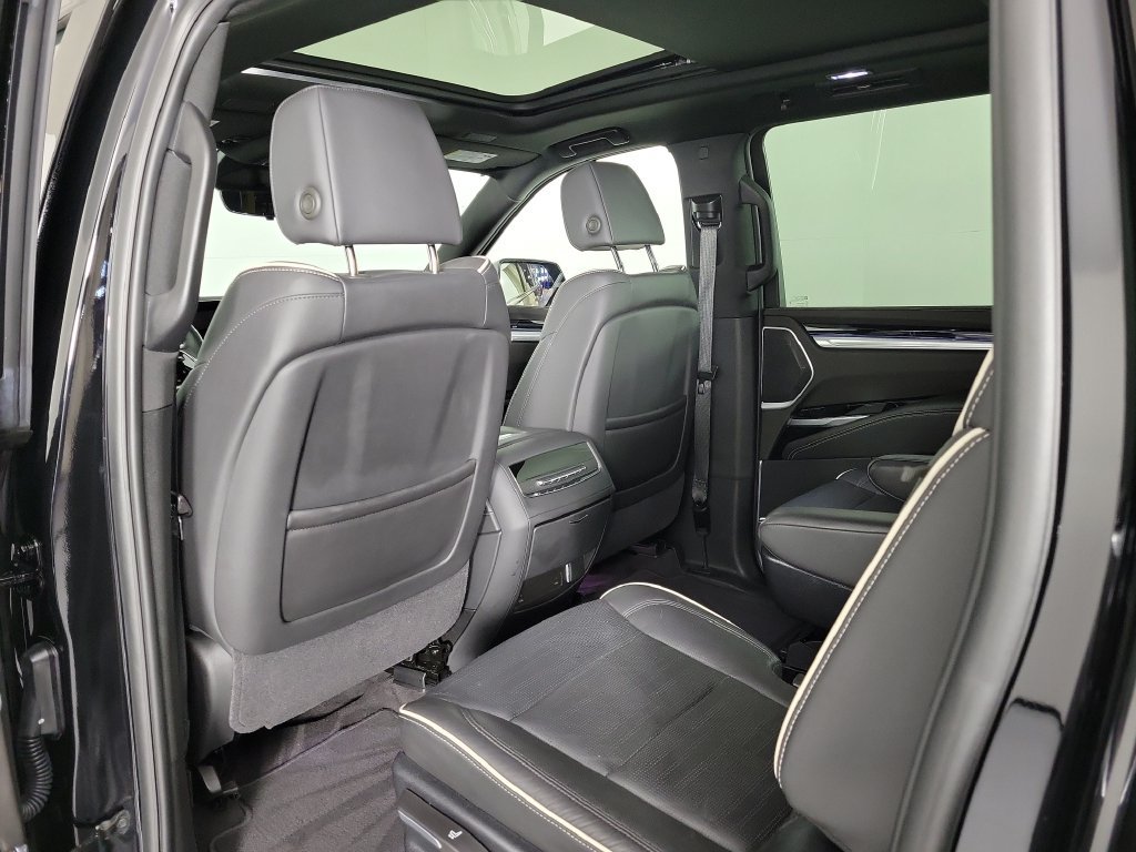 Used 2025 Cadillac Escalade ESV Sport AWD/4WD image 14