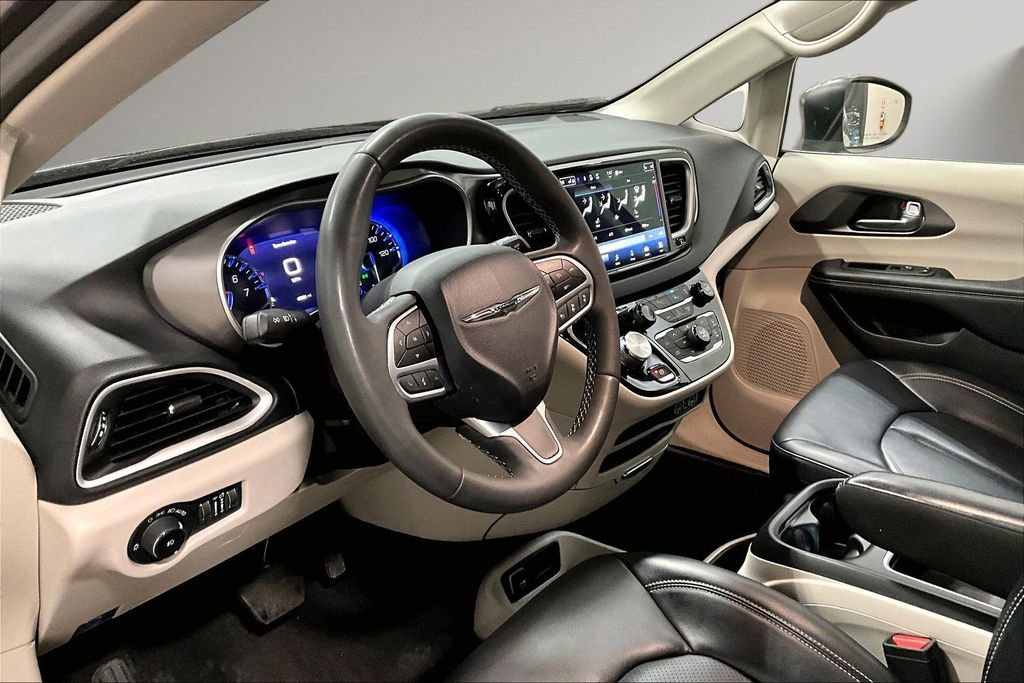 Used 2023 Chrysler Pacifica Touring-L image 18