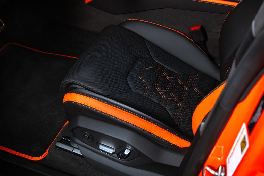 Used 2025 Lamborghini Urus SE AWD/4WD image 15