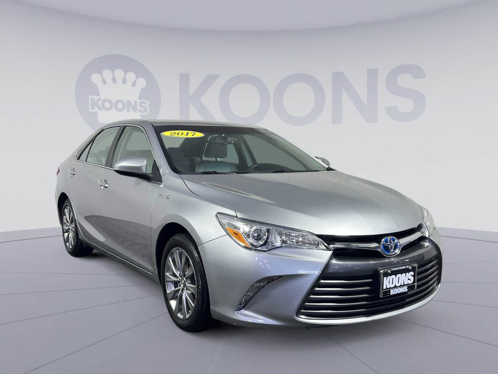 Used 2017 Toyota Camry XLE w/ Moonroof Package FWD image 2