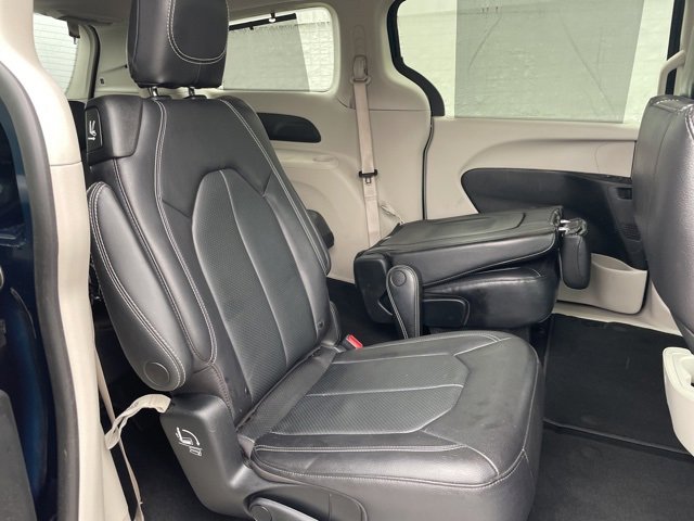 Used 2022 Chrysler Pacifica Touring-L image 15