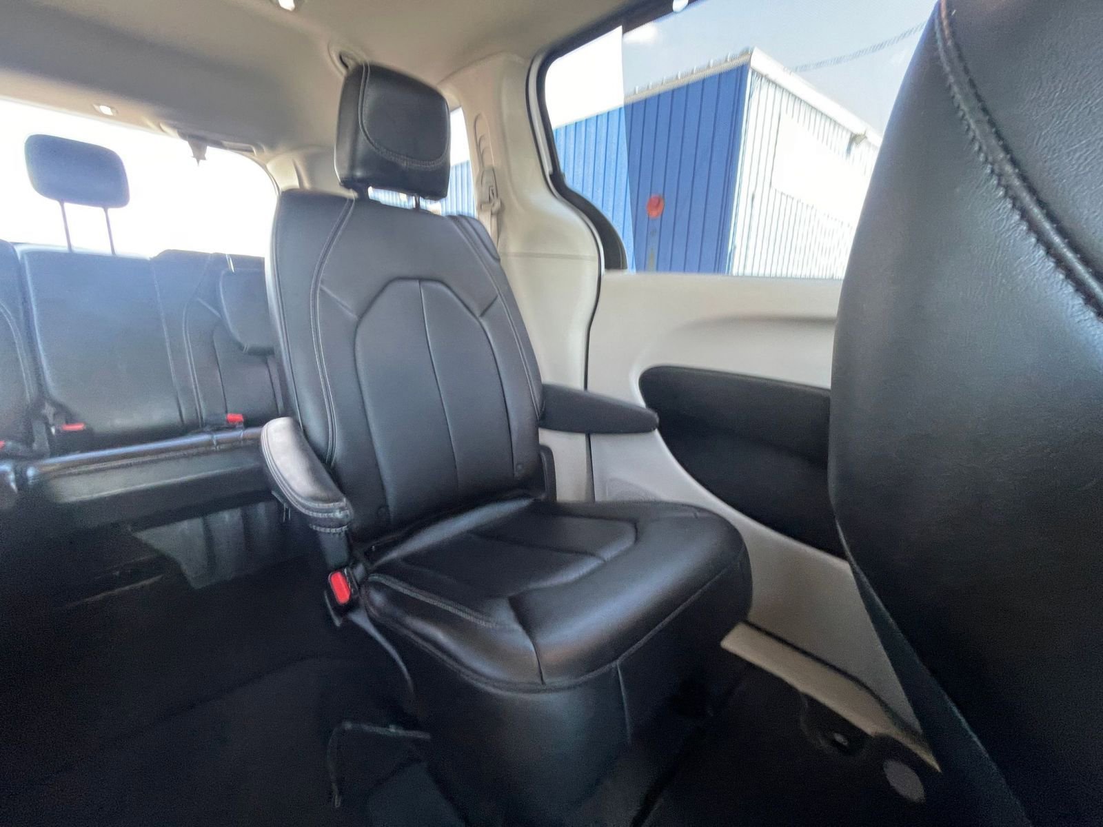 Used 2024 Chrysler Pacifica Touring-L image 36