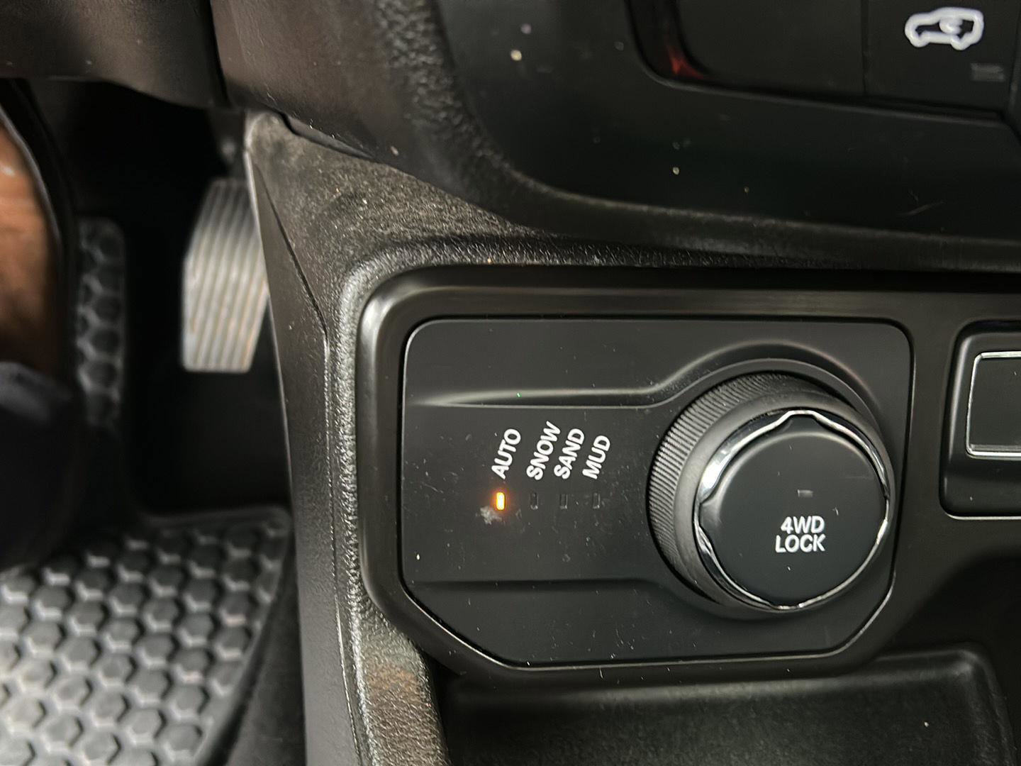 Used 2020 Jeep Renegade Latitude w/ UConnect 8.4 Nav Group image 26