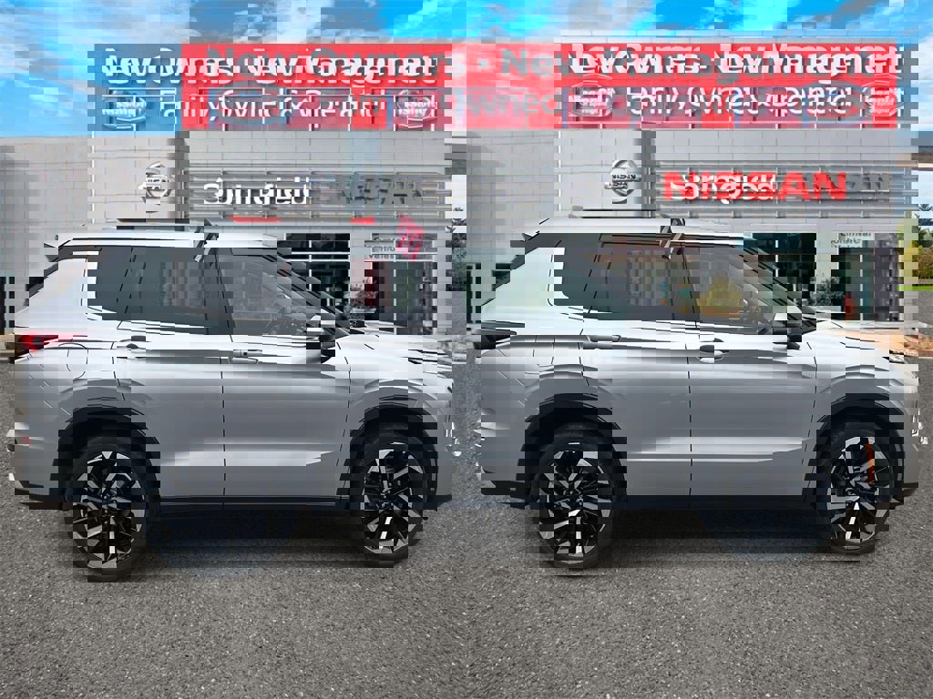 Used 2023 Mitsubishi Outlander SE image 4