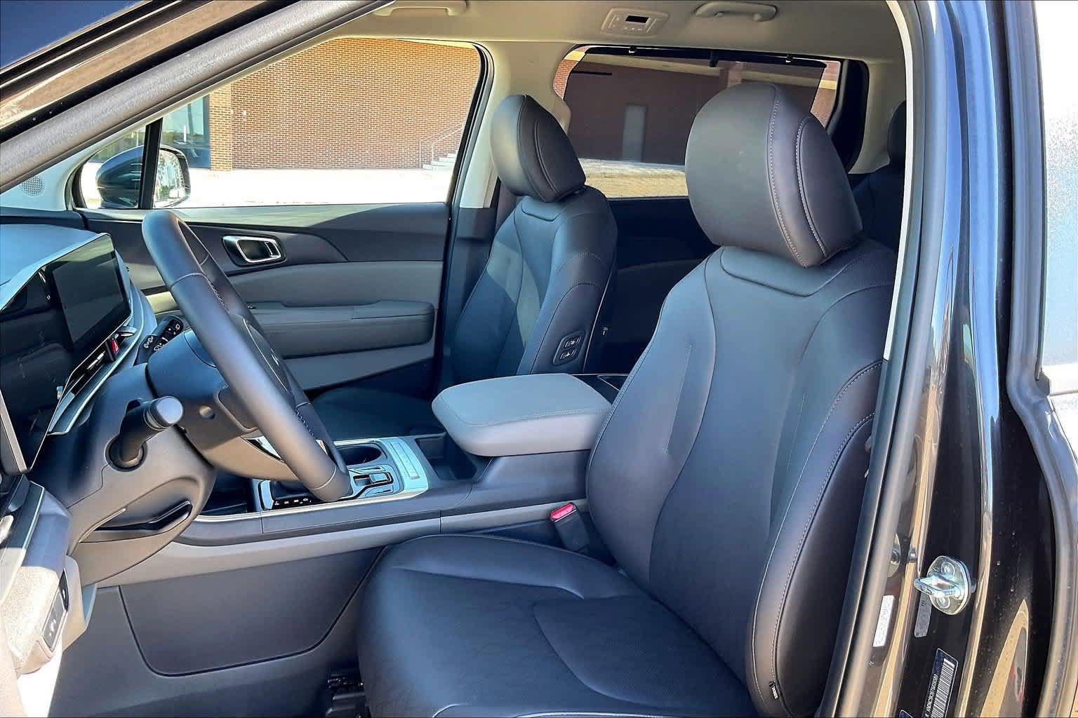 Certified 2026 Kia Carnival EX FWD image 9