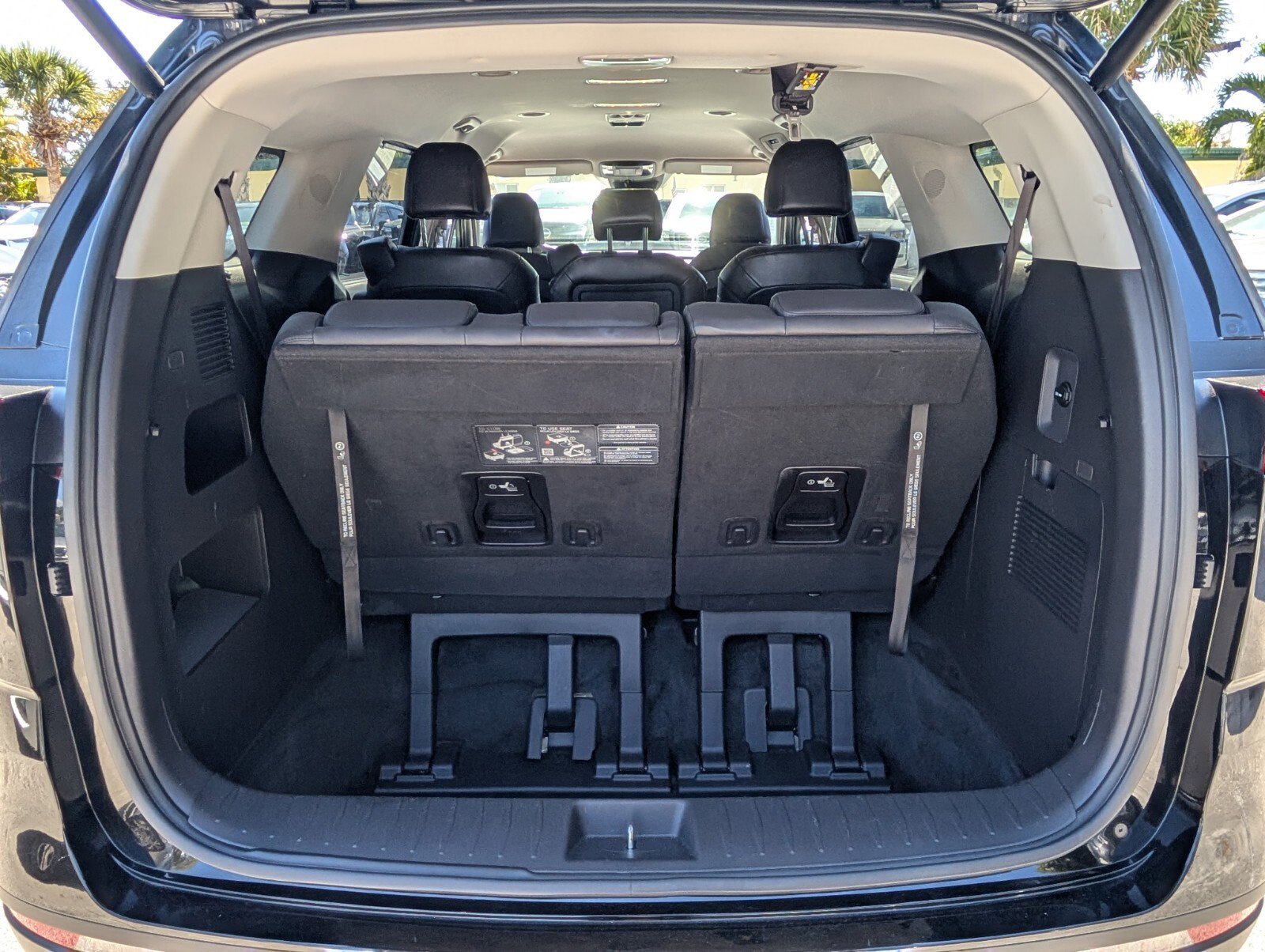 Used 2024 Kia Carnival EX image 16