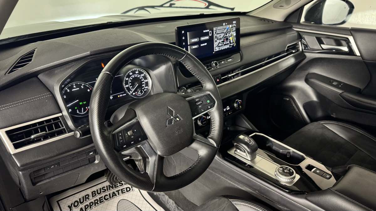Used 2025 Mitsubishi Outlander SE FWD image 13