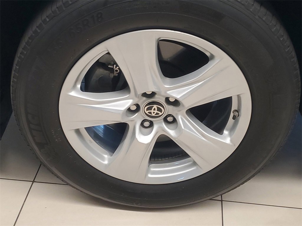 Used 2023 Toyota Highlander LE image 4