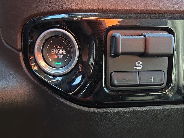 Used 2025 GMC Sierra 1500 SLT AWD/4WD image 24