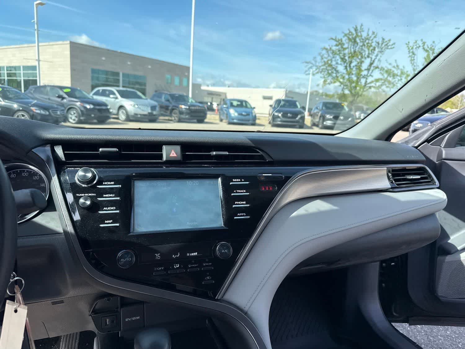 Used 2019 Toyota Camry SE FWD image 22