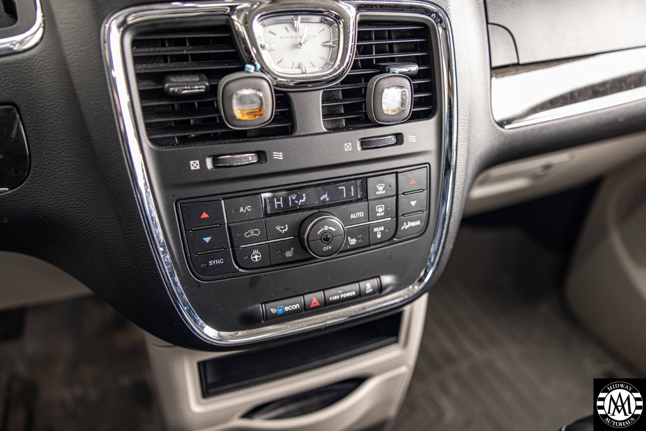 Used 2015 Chrysler Town & Country Touring-L w/ Driver Convenience Group image 20