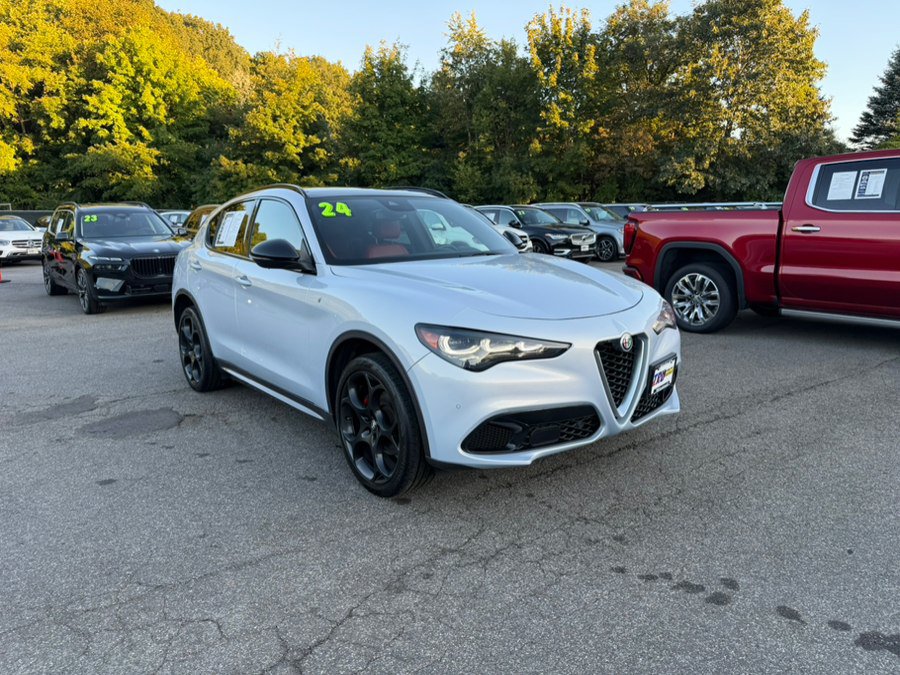Used 2024 Alfa Romeo Stelvio Ti w/ Performance Driving Package AWD/4WD image 9