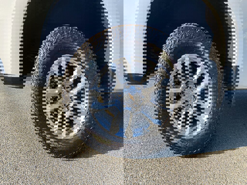 Used 2025 Chevrolet Silverado 1500 LT image 2