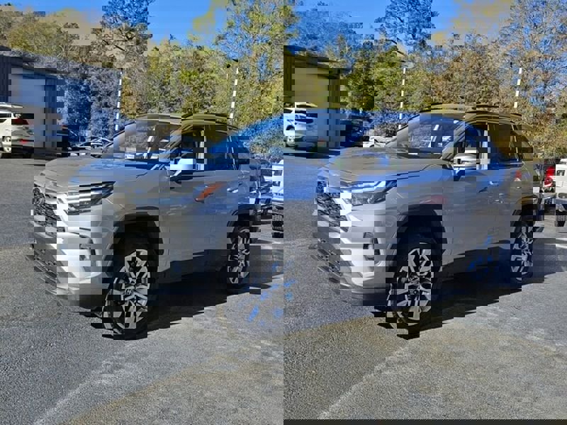 Used 2023 Toyota RAV4 XLE Premium image 3