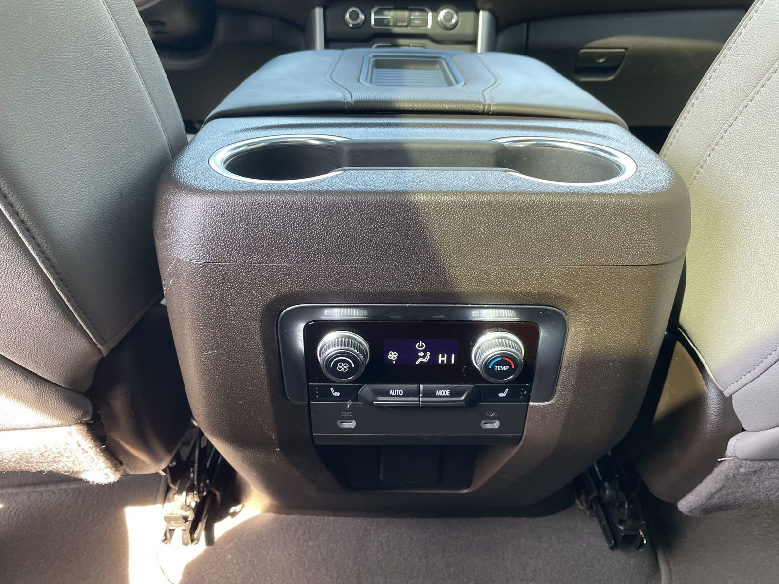 Used 2024 GMC Yukon SLT w/ SLT Luxury Package image 27