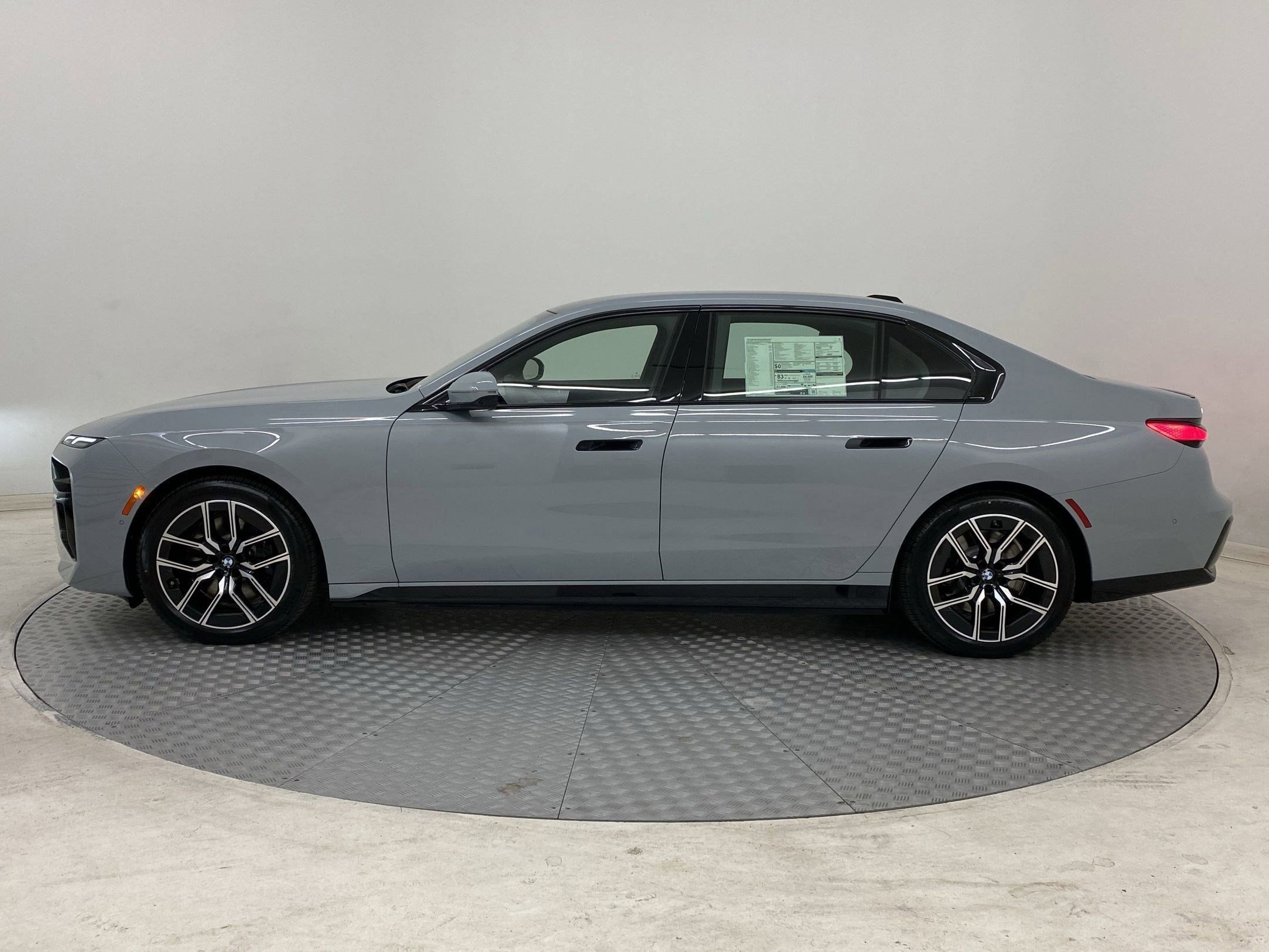 Used 2025 BMW i7 xDrive60 AWD/4WD image 2