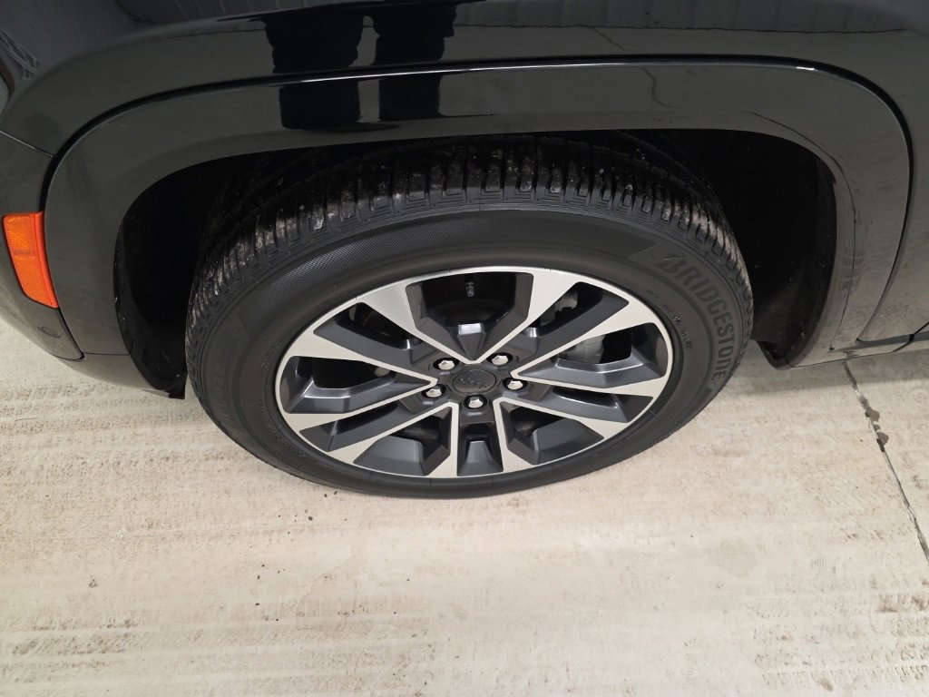 Used 2024 Jeep Grand Cherokee Overland w/ Luxury Tech Group IV image 2