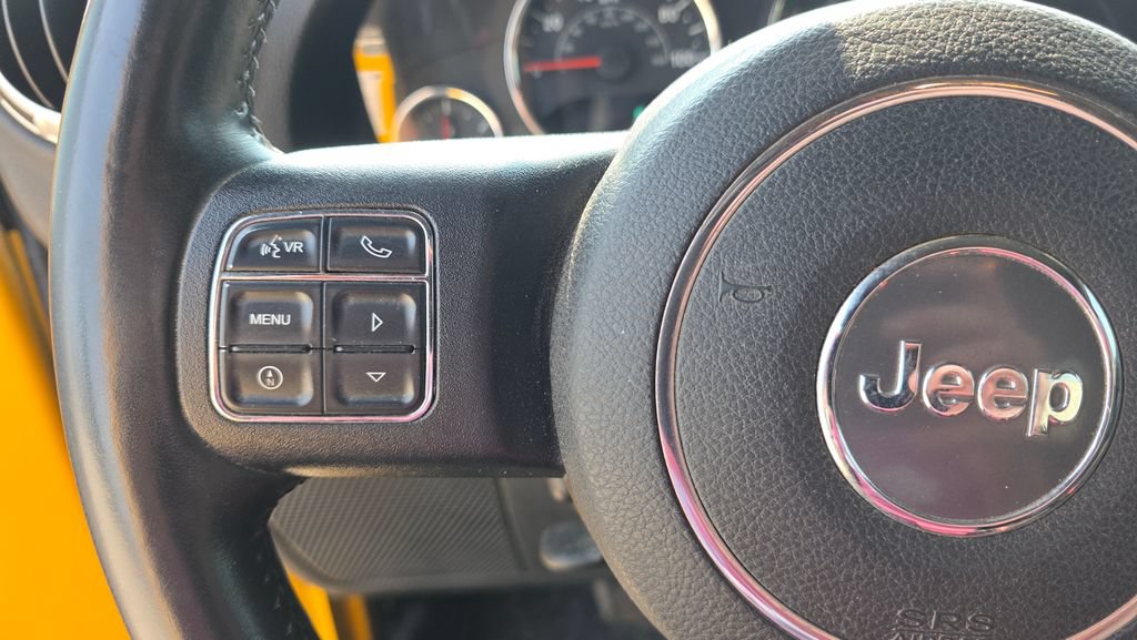 Used 2015 Jeep Wrangler Unlimited Rubicon w/ Connectivity Group AWD/4WD image 16