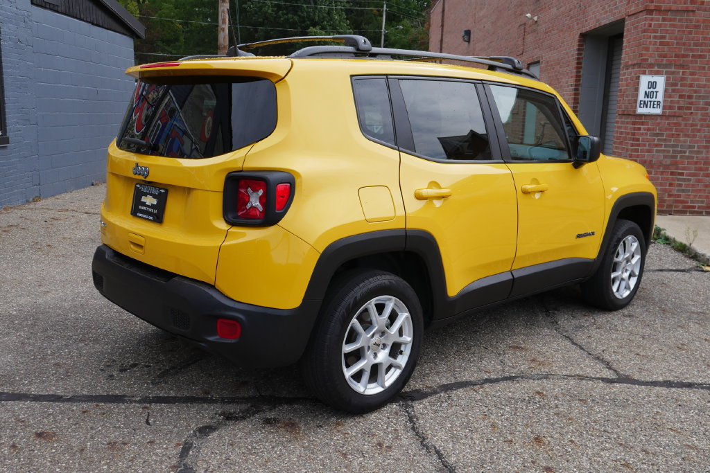 Used 2023 Jeep Renegade Latitude w/ Premium Group AWD/4WD image 4