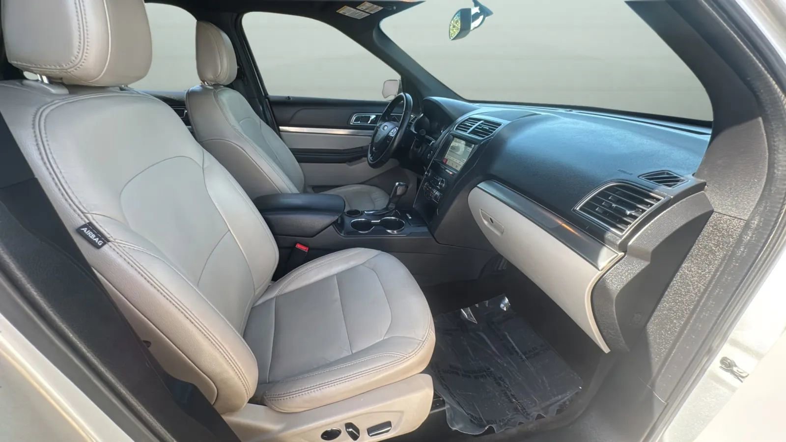 Used 2018 Ford Explorer XLT w/ Equipment Group 202A FWD image 26