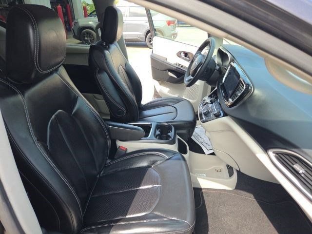 Used 2023 Chrysler Pacifica Touring-L FWD image 51