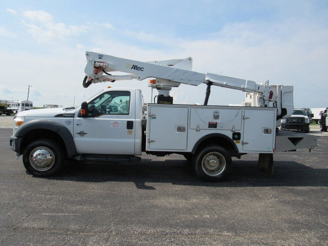 Used 2016 Ford F550 2WD Regular Cab Super Duty image 2