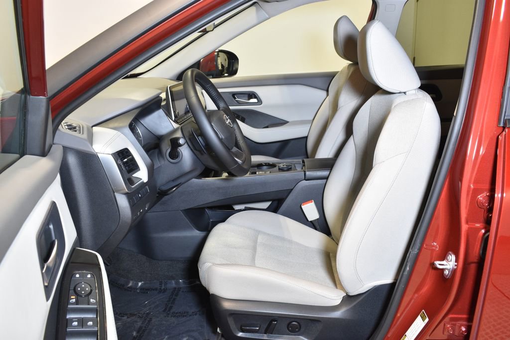 Used 2025 Nissan Rogue SV image 5