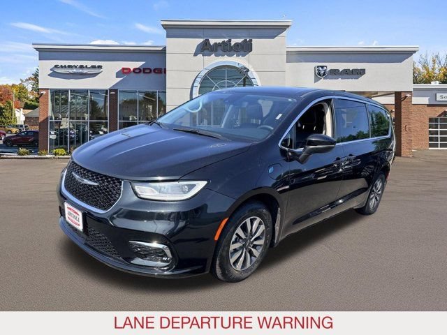 Used 2023 Chrysler Pacifica Touring-L FWD image 4