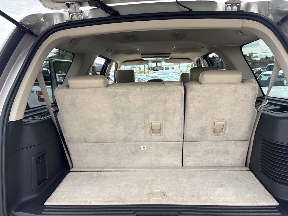 Used 2005 Lincoln Navigator Luxury RWD image 12