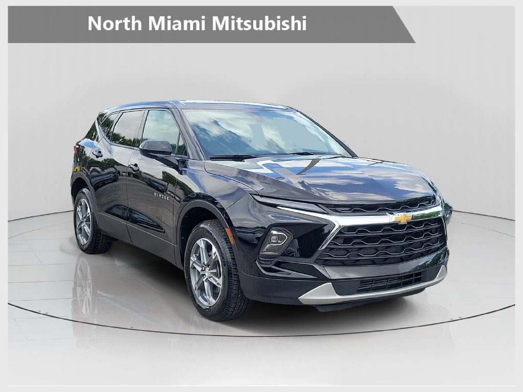 Used 2025 Chevrolet Blazer LT FWD image 1