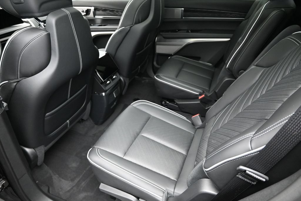 Certified 2026 Cadillac Vistiq Platinum w/ LPO, Floor Liner Package AWD/4WD image 24