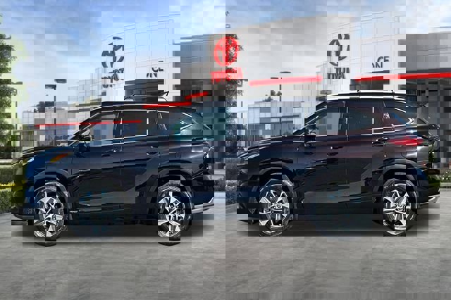 Used 2022 Toyota Highlander XLE AWD/4WD image 8