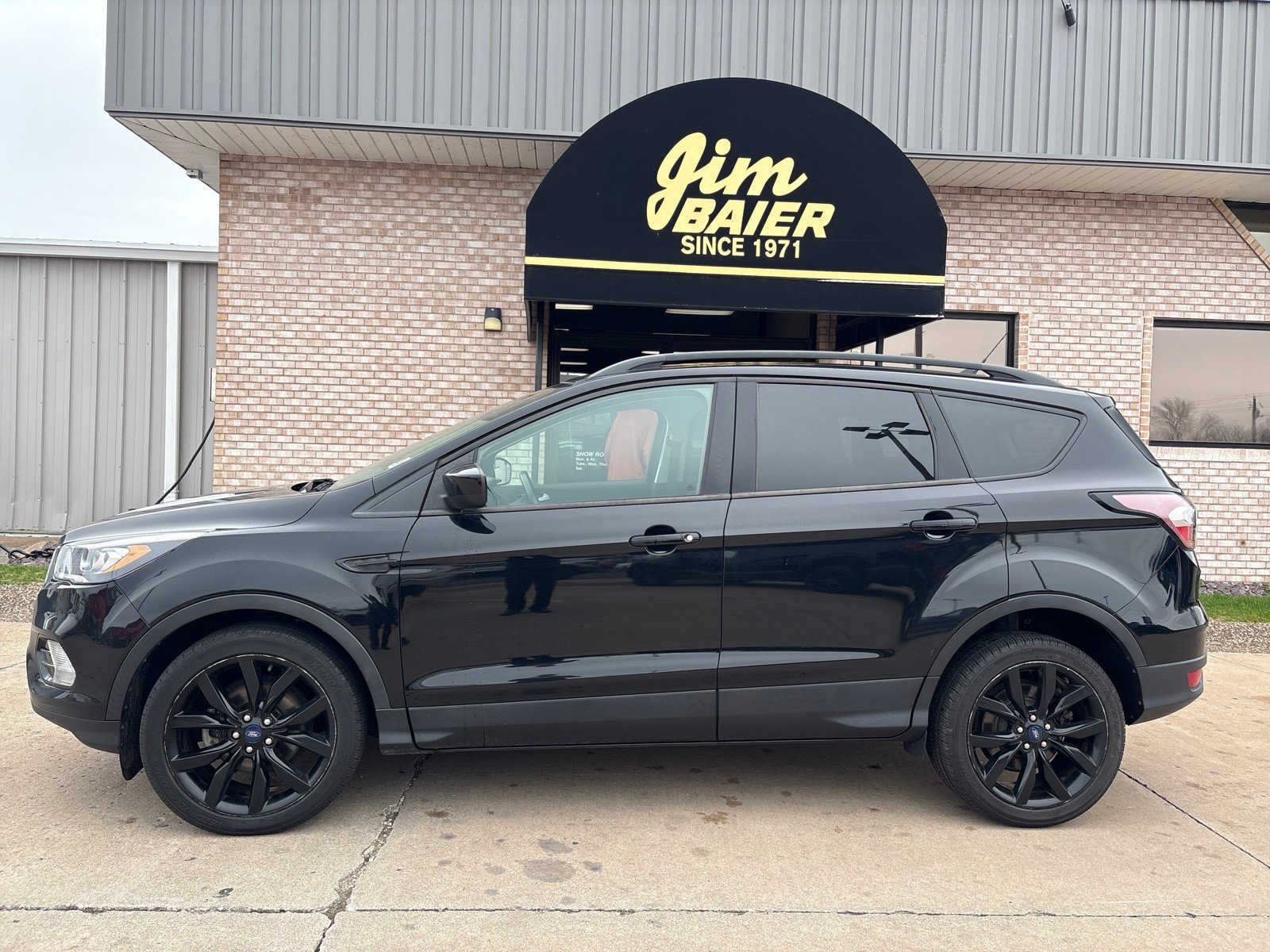 Used 2018 Ford Escape SE w/ SE Sport Appearance Package image 2