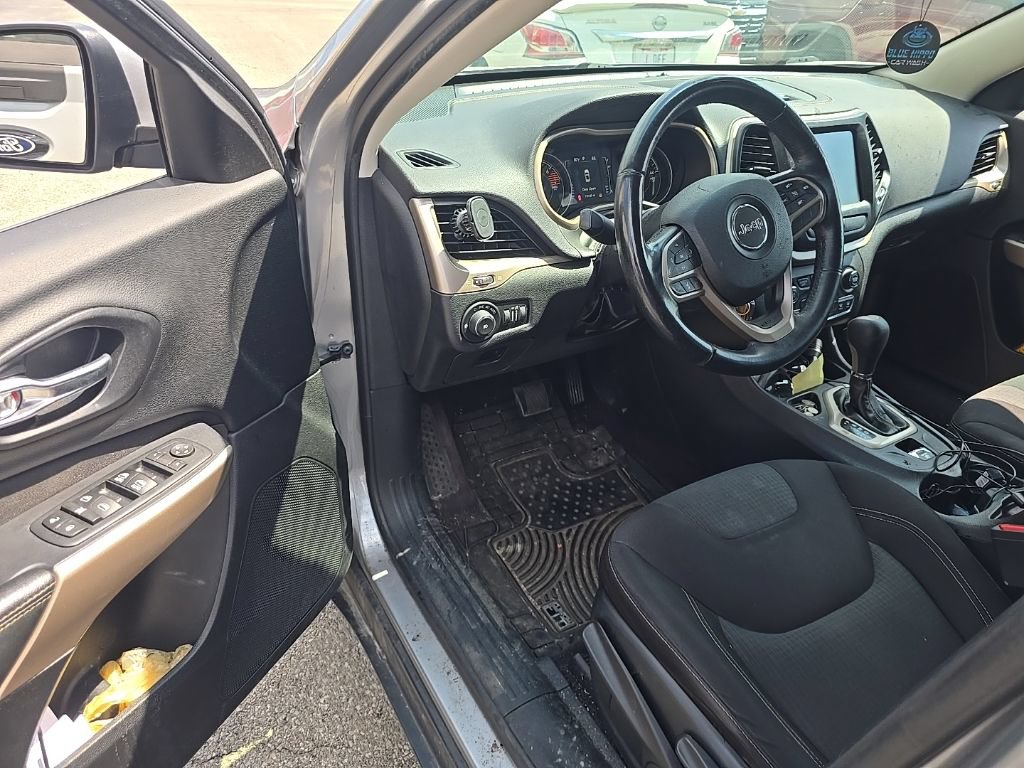 Used 2017 Jeep Cherokee Latitude FWD image 6