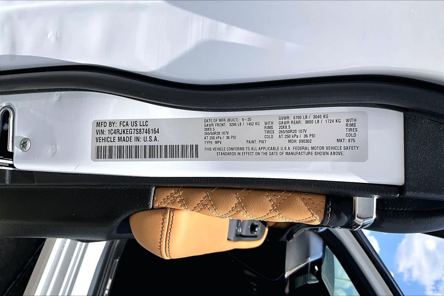 Used 2025 Jeep Grand Cherokee L Summit AWD/4WD image 35