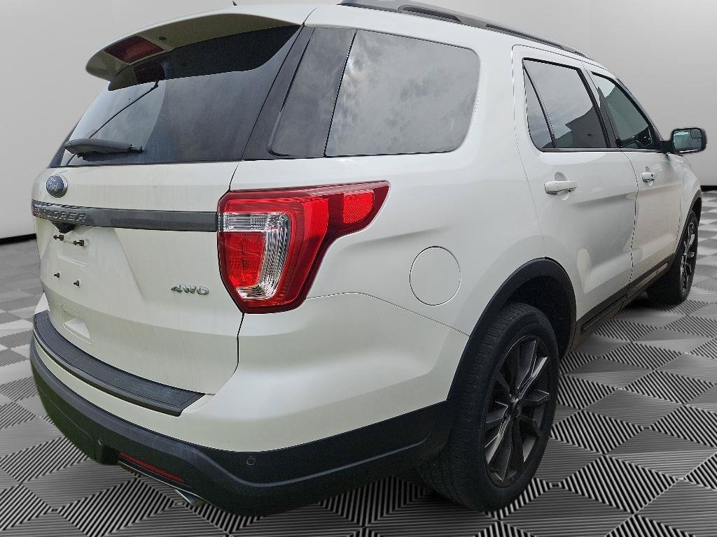 Used 2018 Ford Explorer XLT w/ Equipment Group 202A AWD/4WD image 5
