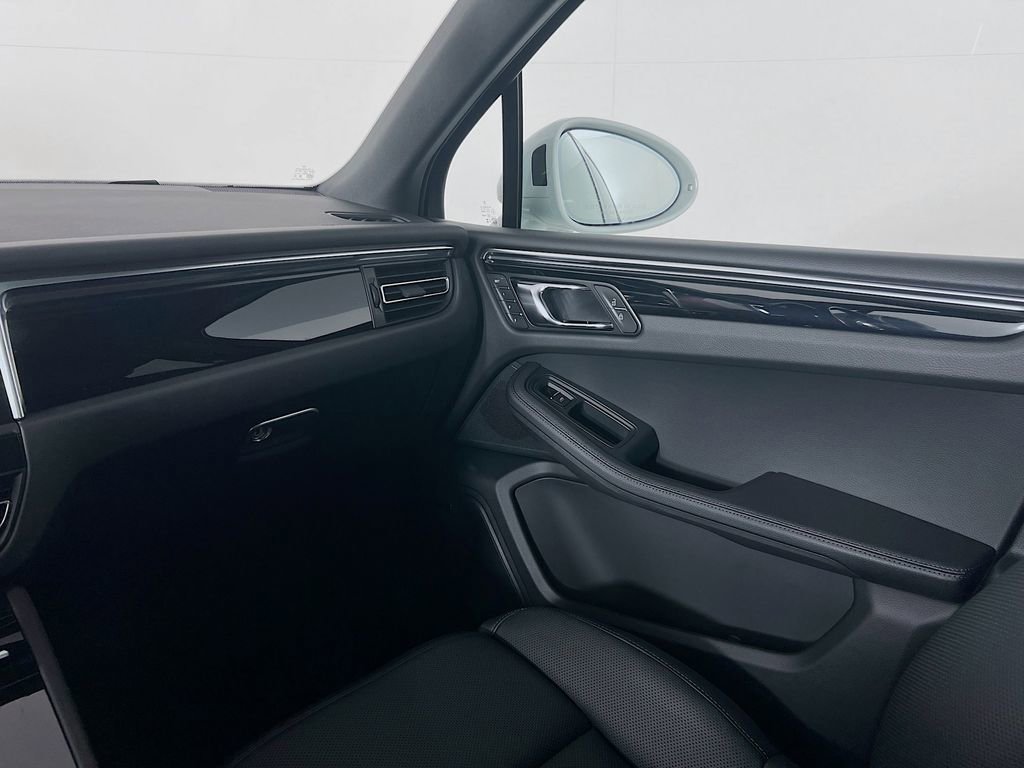 Certified 2026 Porsche Macan AWD/4WD image 26