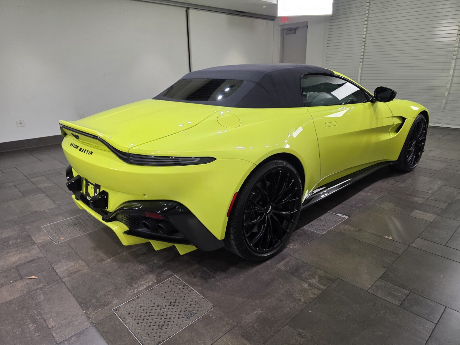 Used 2023 Aston Martin V8 Vantage Roadster RWD image 22