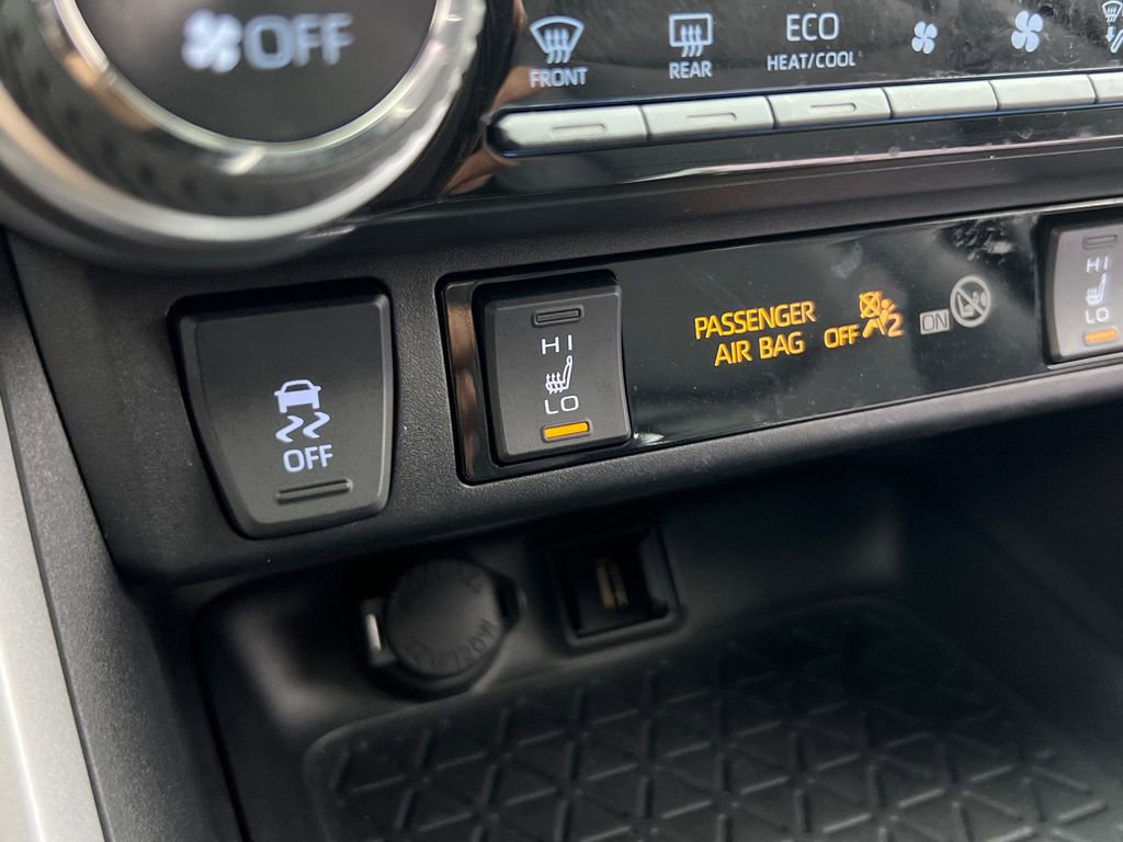 Used 2020 Toyota RAV4 XLE Premium image 29