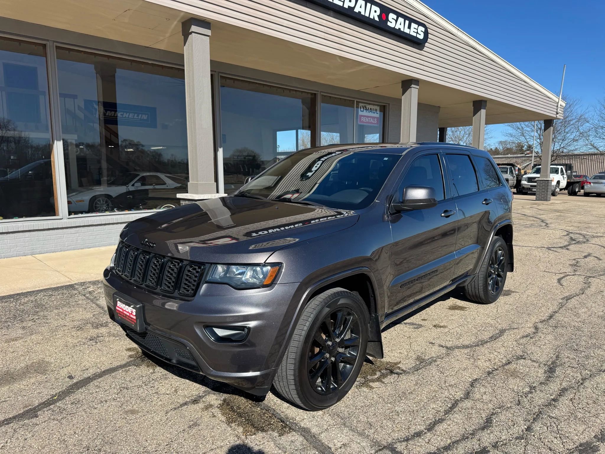 Used 2018 Jeep Grand Cherokee Altitude image 1