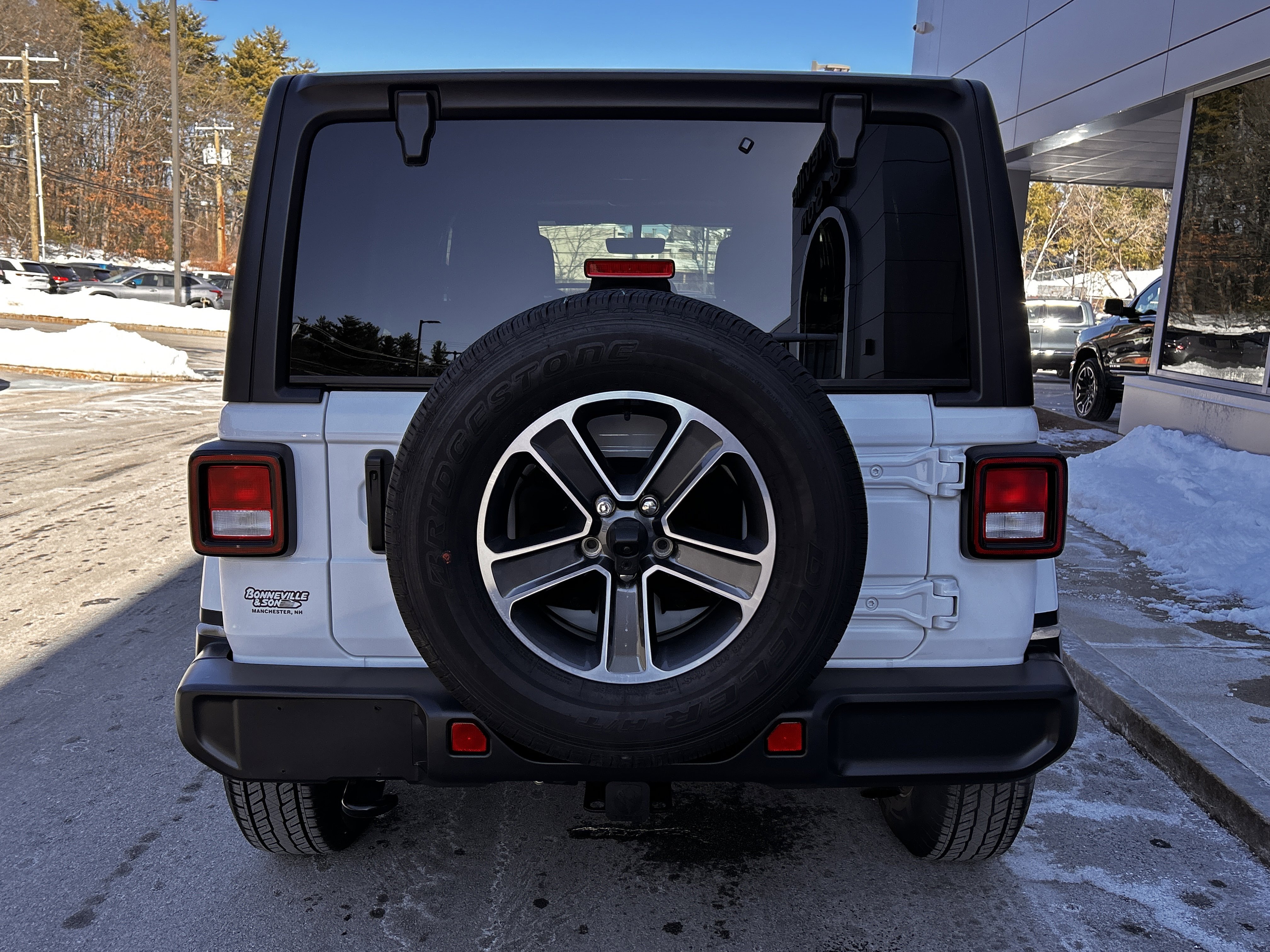 Used 2023 Jeep Wrangler Unlimited Sahara w/ Cold Weather Group AWD/4WD image 8