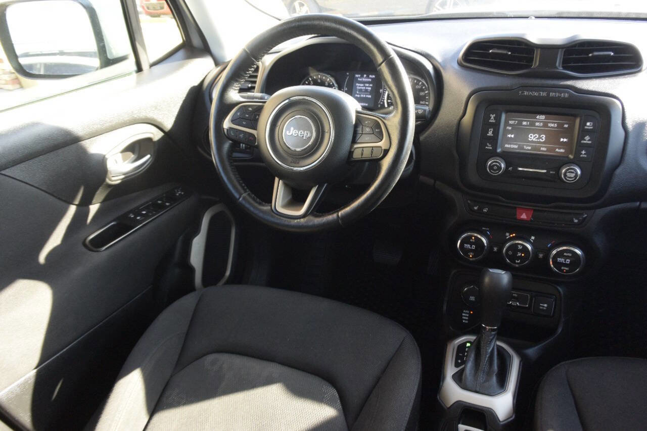 Used 2017 Jeep Renegade Latitude w/ Popular Equipment Group image 27