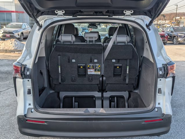 Used 2024 Toyota Sienna XLE image 5