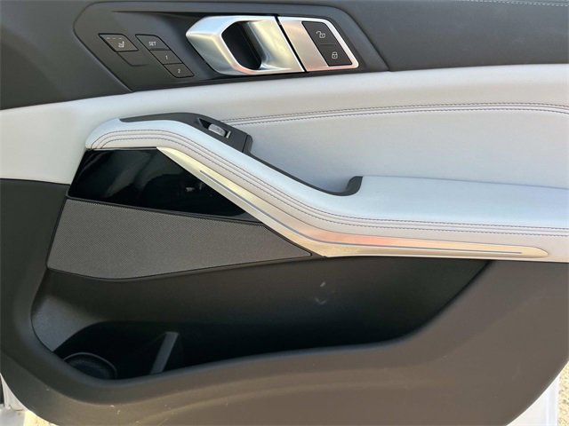 Used 2024 BMW X7 xDrive40i w/ Executive Package image 32