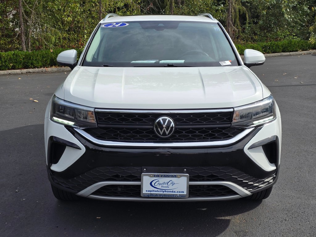 Used 2024 Volkswagen Taos SE AWD/4WD image 2