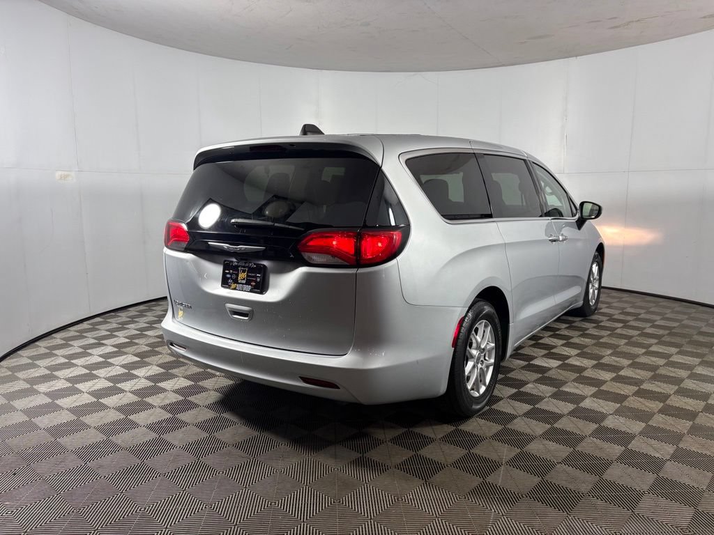 Used 2022 Chrysler Voyager LX FWD image 4