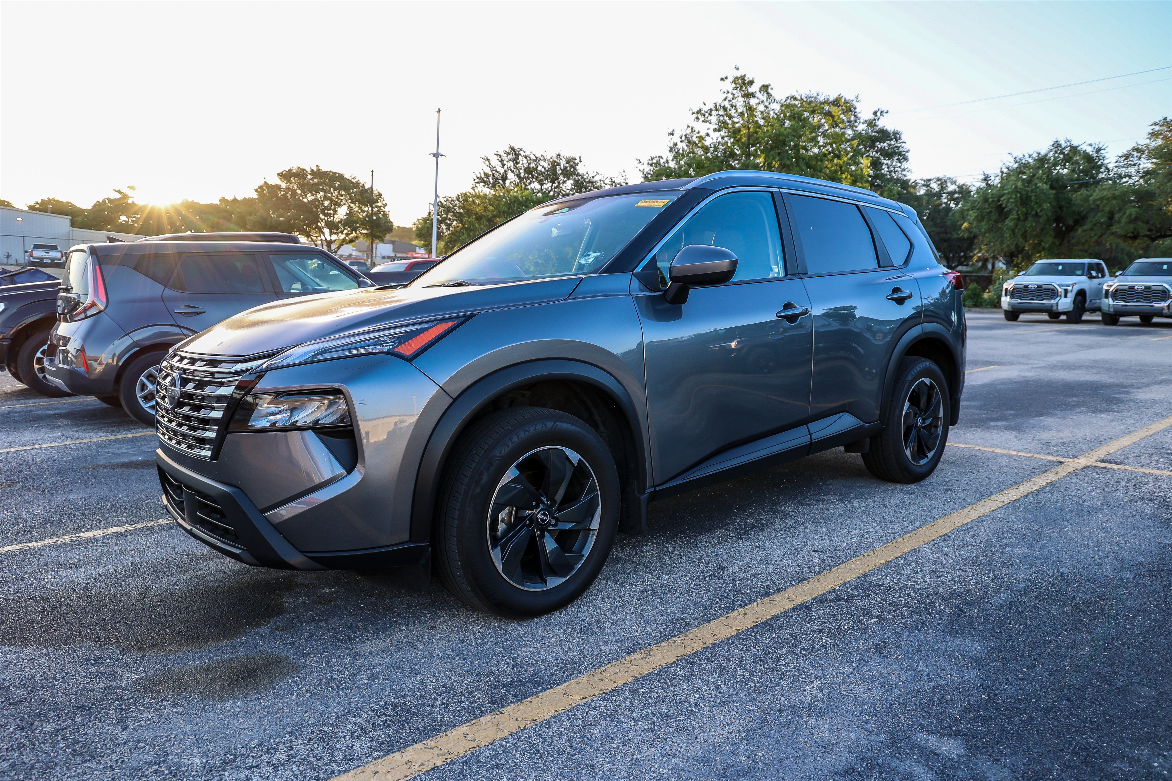 Used 2024 Nissan Rogue SV w/ SV Premium Package FWD image 3